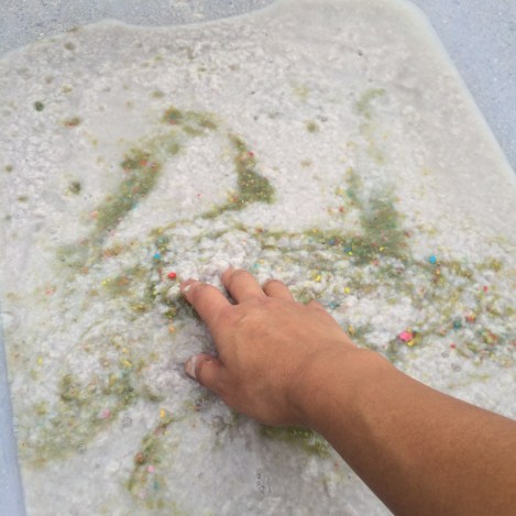 We mixed the colored slurry into the paper pulp.